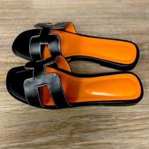 Black H design sandals